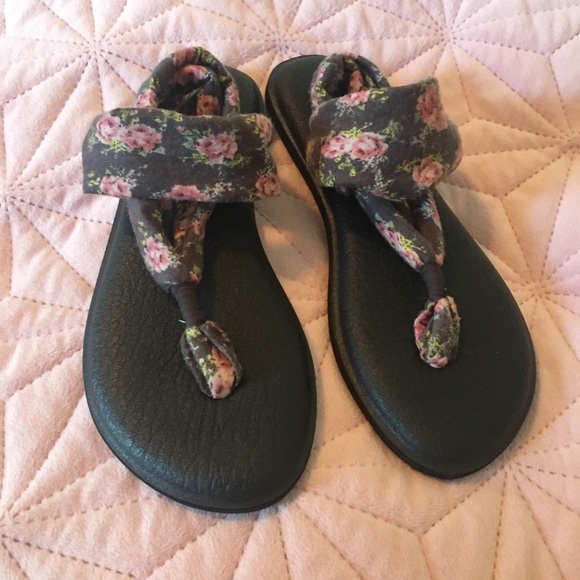 pink sanuk flip flops